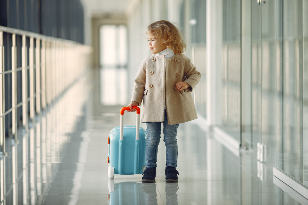 little-girl-with-suitcase-airport (1)